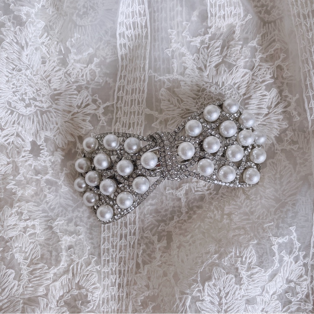 Vintage pearls Bow hair clip